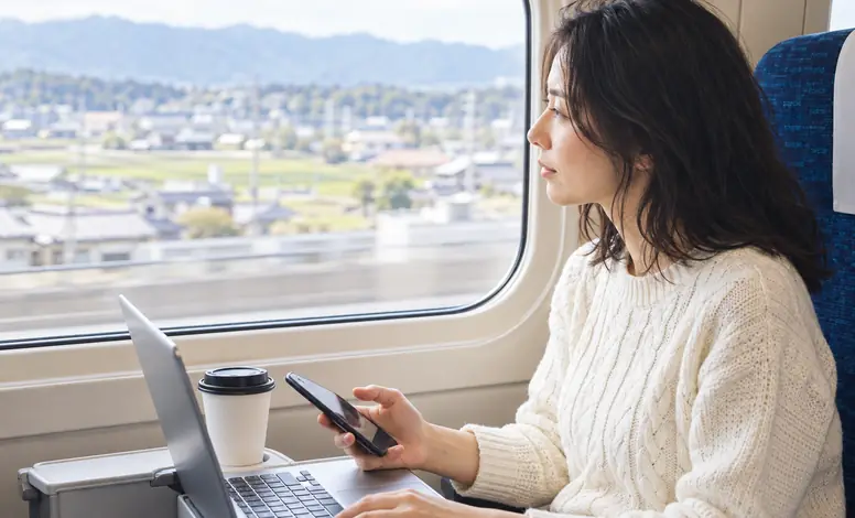 電車の中でスマートフォンを使う様子
